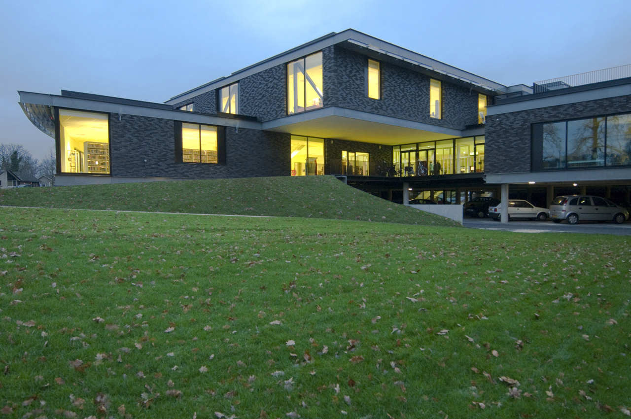 Gallery of Multifunctional Building / BDG Architects - 3