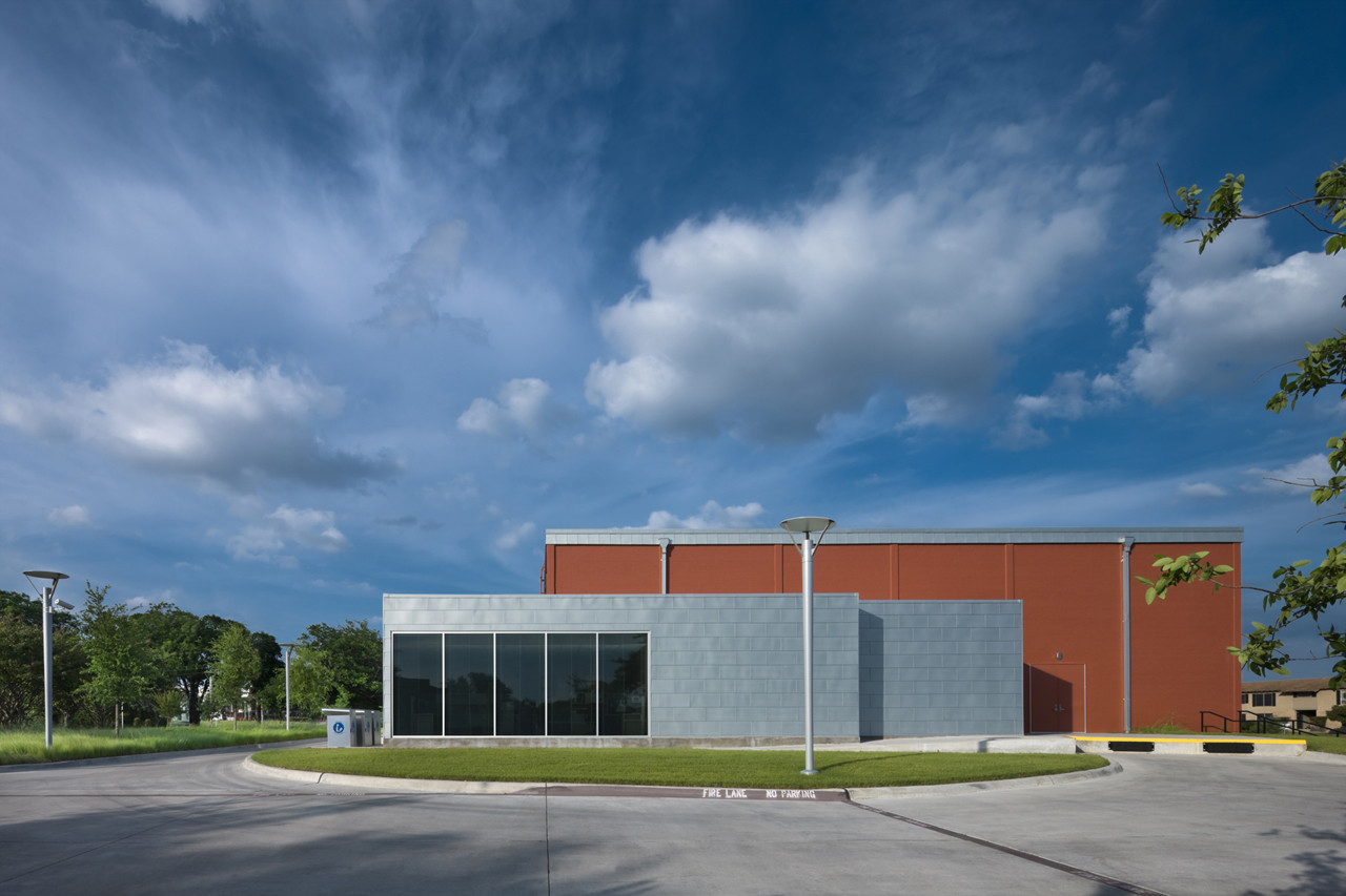 Gallery of Dallas Public Library Lochwood Branch / MSR Design 11