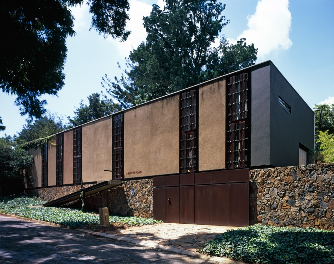 Forest Town Long House / StudioMAS
