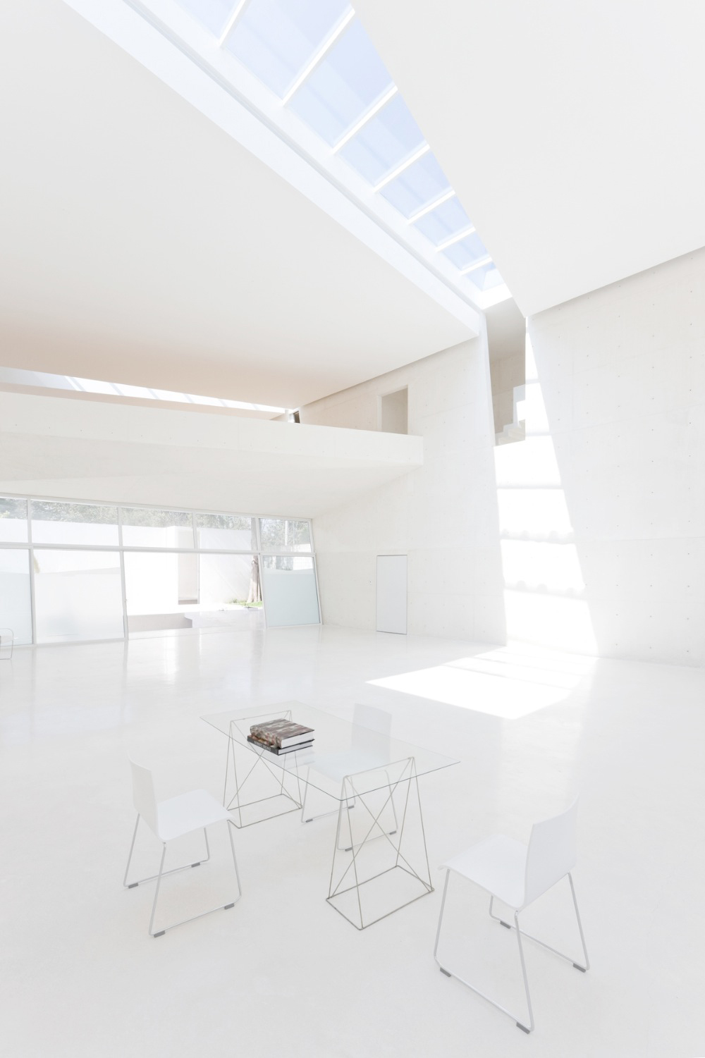 Интерьер белый офис. Лестница в интерьере. Квартира open space. Заха хадид стиль в архитектуре. Белая комната пустая.