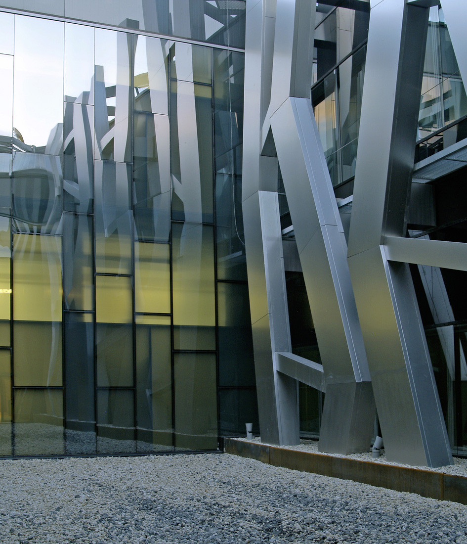 ломаный фасад. рельефный фасад здания. деконструктивизм в архитектуре. деревянные фасады зданий. музей абс мадрид.