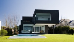 The Black House / Andres Remy Arquitectos