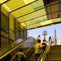 Portal e Praça do Metrô Hollywood and Vine / RIOS -  Estação Do Metrô
