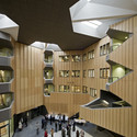 Hedley Bull Centre / Lyons - 大学