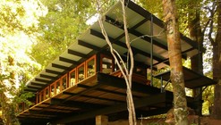 Recycled Materials Cottage / Juan Luis Martínez Nahuel