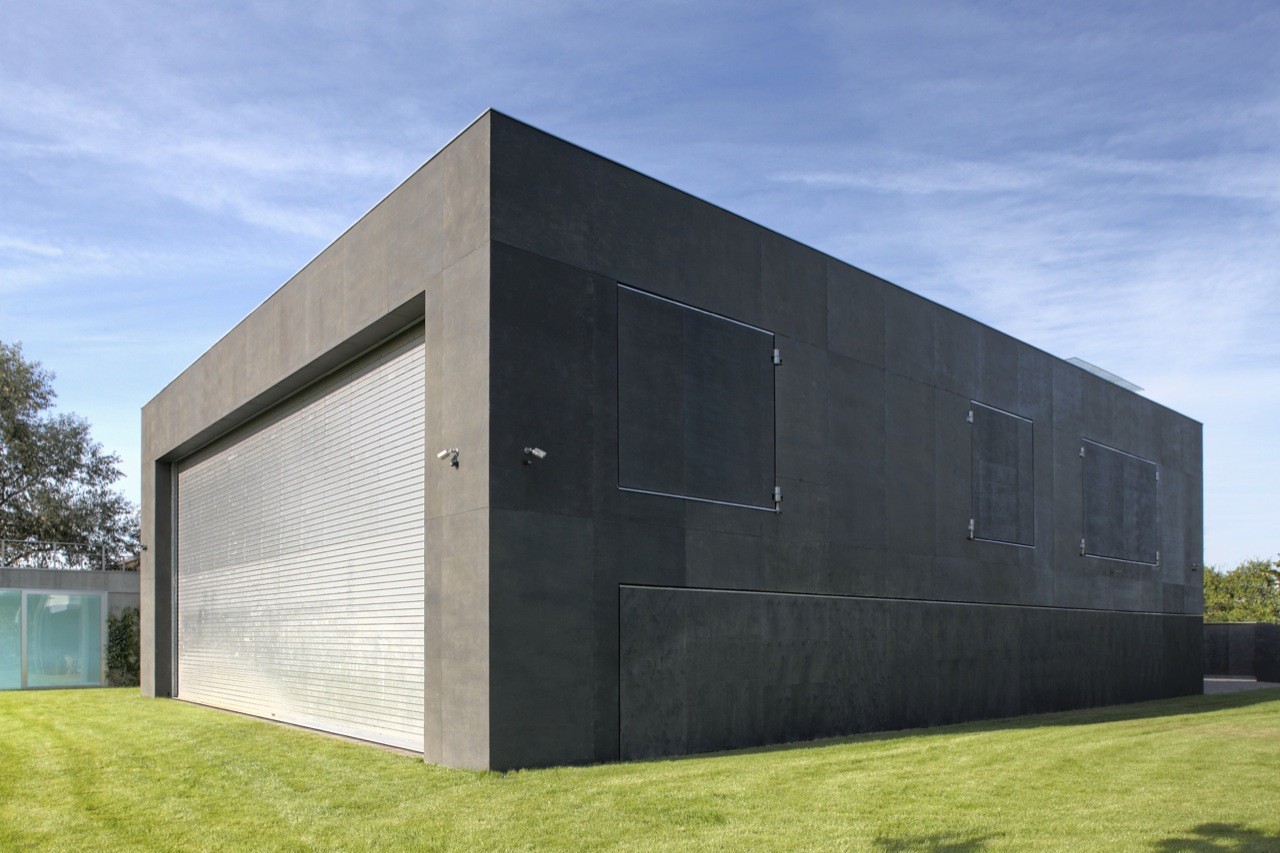 Дом крепость современный проект Gallery of Safe House / KWK PROMES - 14