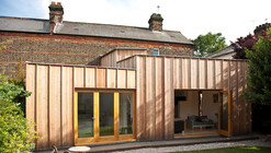 Timber Fin House / Neil Dusheiko Architects