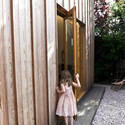 Timber Fin House / Neil Dusheiko Architects - Image 3 of 29