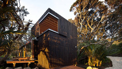 Under Pohutukawa / Herbst Architects