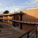 Colegio en Soacha / Alejandro Peña Cuéllar - Escuela Primaria, Fachada, Barandas