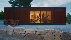 Infiniski Menta House / James & Mau