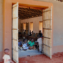 Escuela en Cabo Delgado / Ziegert Roswag Seiler Architekten - Salas De Clases, Fachada, Fijación Vigas, Arco