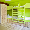 Hostal para Jóvenes en Berchtesgaden / LAVA - Hoteles, Dormitorio, Puerta, Barandas, Fachada, Camas, Armarios
