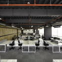 Oficinas JWT / AEI Arquitectura e Interiores - Interiores De Oficina, Mesas, Sillas, Bancas