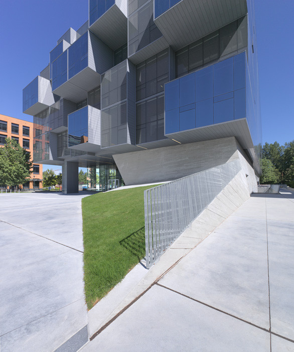 Gallery of UBC Faculty of Pharmaceutical Sciences / Saucier + Perrotte