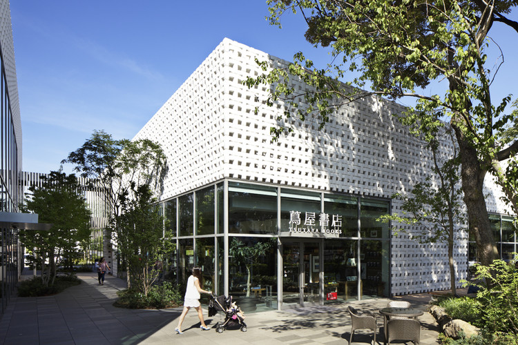 T-Site / Klein Dytham Architecture - Commercial Architecture, Facade, Bench