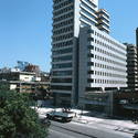Edificio Manantiales / Izquierdo Lehmann Arquitectos, Raimundo Lira Arquitectos y José Domingo Peñafiel Arquitectos - Apartamentos