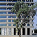 Edificio Manantiales / Izquierdo Lehmann Arquitectos, Raimundo Lira Arquitectos y José Domingo Peñafiel Arquitectos - Apartamentos