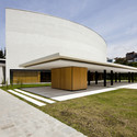 Teatro Universitario Carlos Cueva Tamariz / Javier Durán - Otros Edificios, Jardín, Fachada