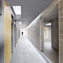 Viviendas de Protección Oficial / VORA Arquitectura - Vivienda Social, Fachada, Pilares, Arco
