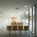 CAP Blanes / aq4 arquitectura - Centro De Salud, Fachada, Puerta, Sillas, Iluminación, Mesas