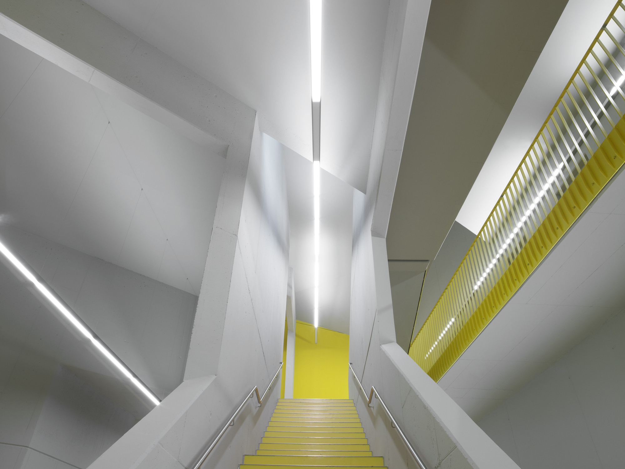 Galería de Centro Láser Norte / blauraum 8