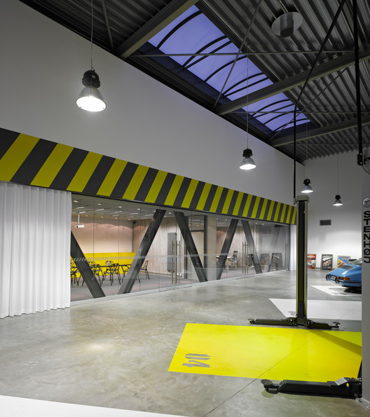 Office-Garage / Ultra Architects - Beam