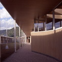 Escuela Villa El Palqui / José Cruz & Asociados - Escuelas, Fachada, Barandas