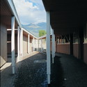Escuela Villa El Palqui / José Cruz & Asociados - Escuelas, Patio interior, Fachada, Pilares, Arco