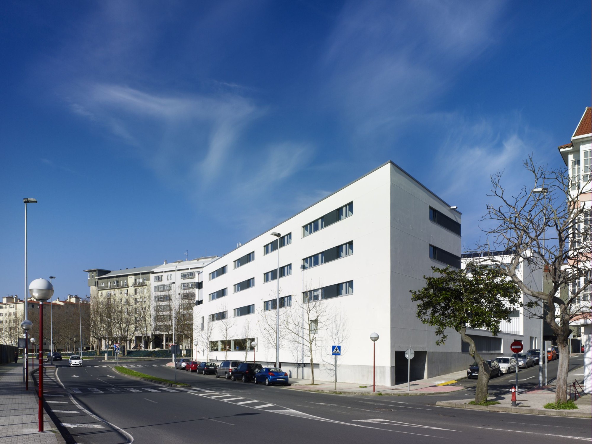 43 Viviendas Para Jóvenes y Mayores y Centro de Día / Abalo Alonso Arquitectos - Más Imágenes