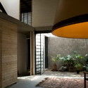Casa del Callejón / DMP Arquitectura - Renovación, Puerta, Fachada, Sillas, Mesas