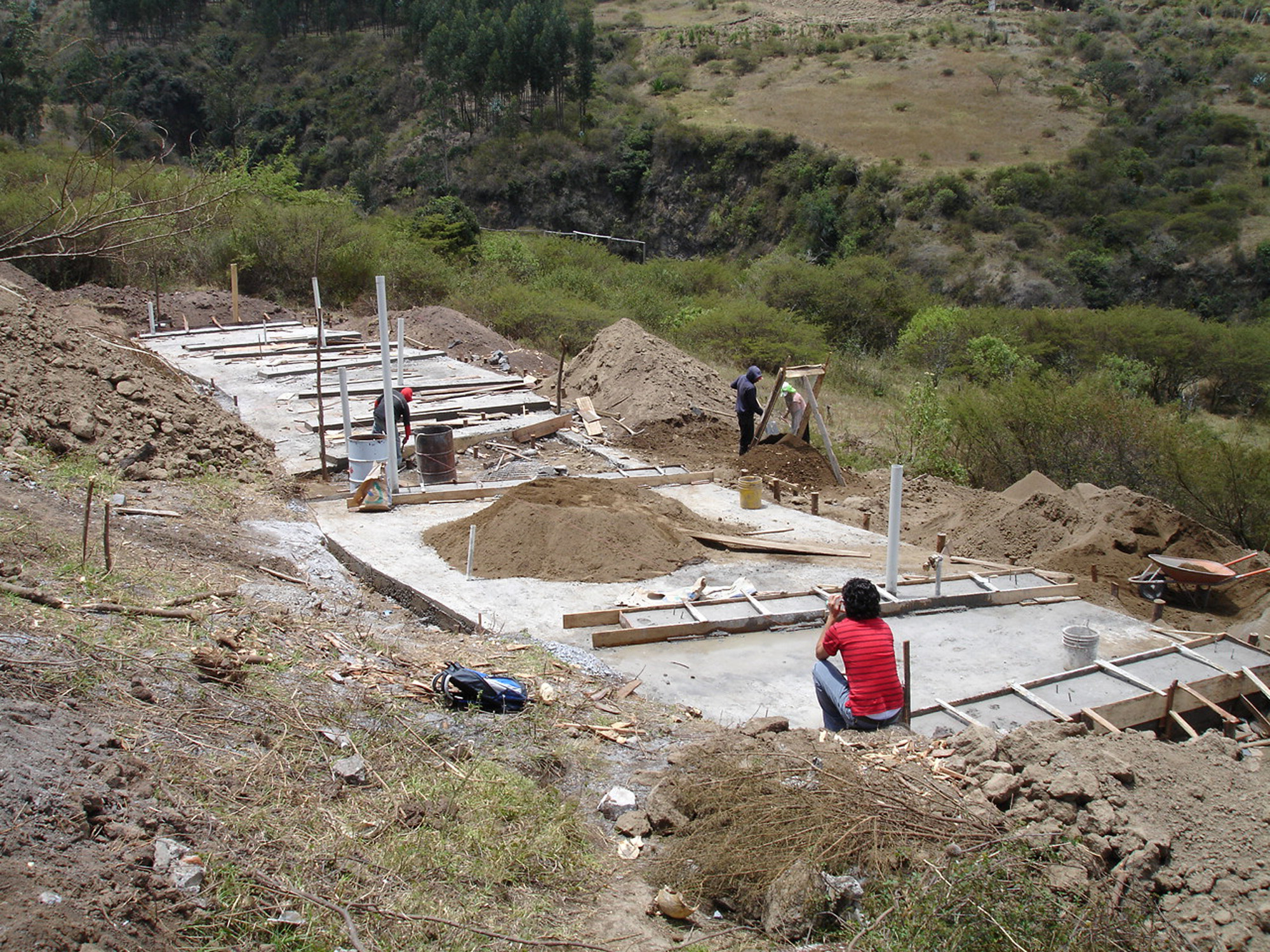 galer-a-de-casa-entre-muros-al-borde-9