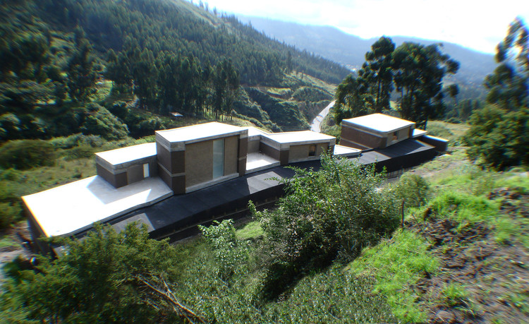 Casa Entre Muros / al bordE - Más Imágenes