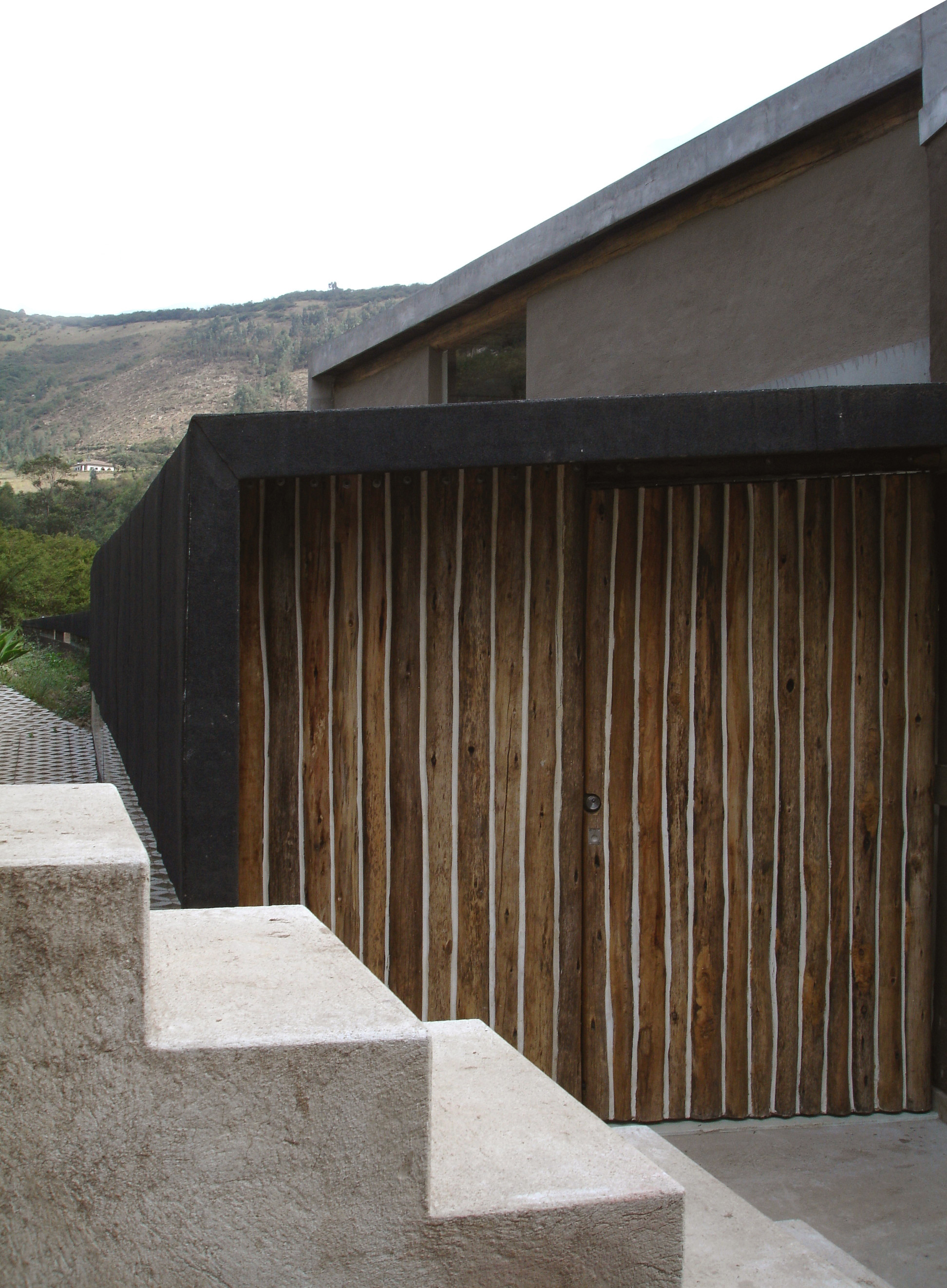 galer-a-de-casa-entre-muros-al-borde-27