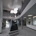 Centro de Incubadoras / Contemporânea - Centros De Salud, Fachada, Escaleras, Pilares, Iluminación