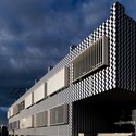 Centro de Incubadoras / Contemporânea - Centros De Salud, Fachada