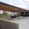Clínica Veterinaria Zoológico Nacional / Carreño Sartori Arquitectos - Clínica Veterinaria, Puerta, Fachada, Fijación Vigas