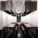 Maedaya Grill & Sake / EAT Architects - Restaurant, Mesas, Iluminación, Sillas