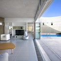 Residencia en calle Chalkidos / Armon Choros Architects - Casas, Fachada, Barandas, Mesas, Sillas