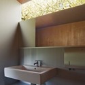 Baño de troncos / Berschneider + Berschneider - Instalaciones Y Estructuras, Baño, Fijación Vigas, Tarjas, Encimera, Iluminación