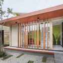 Casa Código de Barra Vertical / Gayuh Dudi Utomo - Casas, Patio interior, Fachada