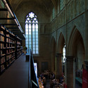 Esta iglesia del siglo 13 ha sido renovada para contener una biblioteca en Holanda - Reconversión, Arcada, Arco, Barandas