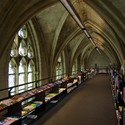 Esta iglesia del siglo 13 ha sido renovada para contener una biblioteca en Holanda - Reconversión, Arcada, Arco, Iluminación, Mesas