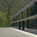 Centro Educación Primaria La Vall Fosca / Soldevila Arquitectos - Escuela Primaria, Fachada, Pilares