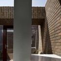 Casa Brick a Back / Architecture Republic - Renovación, Fachada, Pilares, Arco