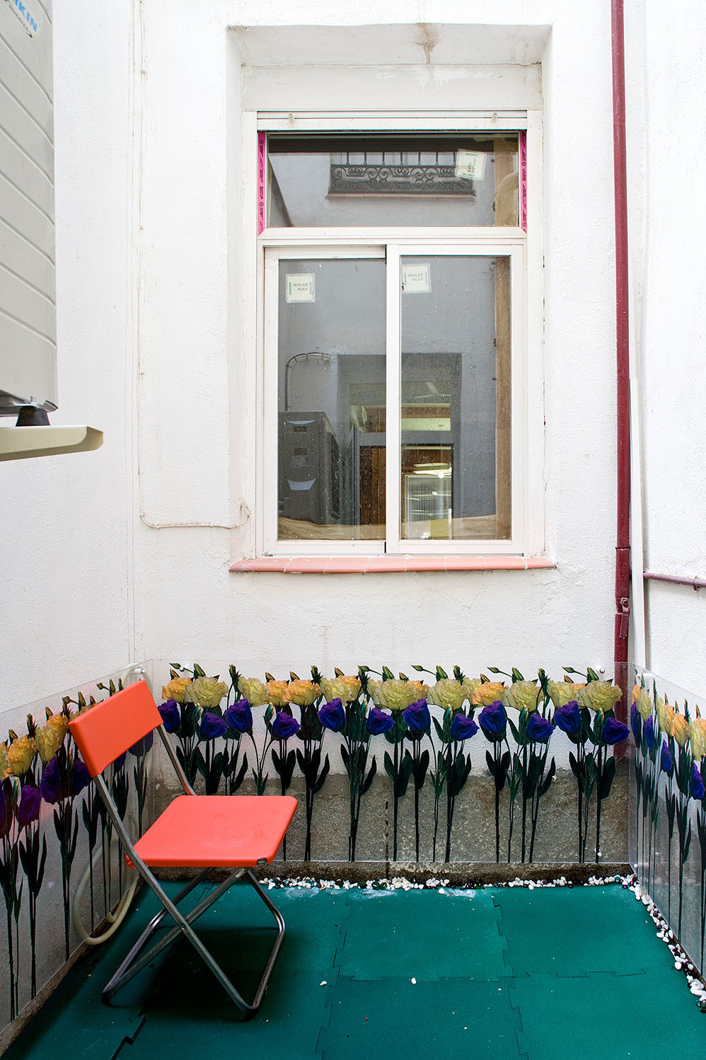 Estudio en Malasaña / Brijuni Arquitectos - Fachada, Puerta, Sillas