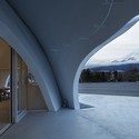 Hoto Fudo / Takeshi Hosaka Architects - Restaurant, Fachada, Arco, Barandas, Sillas, Mesas