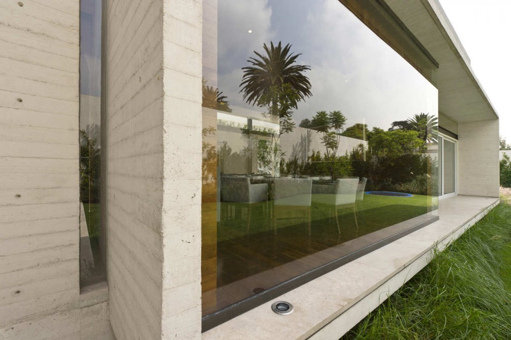 Casa AE / twentyfourseven - Jardín, Fachada, Arco, Pilares