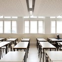 Escuela Secundaria Rainha D. Amelia en Lisboa / Gonçalo Byrne Arquitectos  +  José Laranjeira - Escuela Secundaria, Puerta, Mesas, Sillas, Iluminación