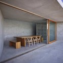 Cava de vinos y mirador / MAP Architects - Viña, Fachada, Mesas